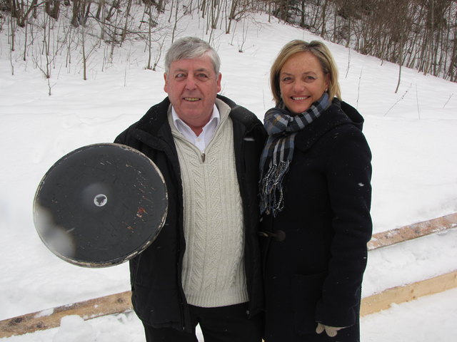 Rechts der Eisstock, links die Barbara: Jetzt heißt es nur noch "Treffen" für den Annaberger Vbgm Josef Wintersteller