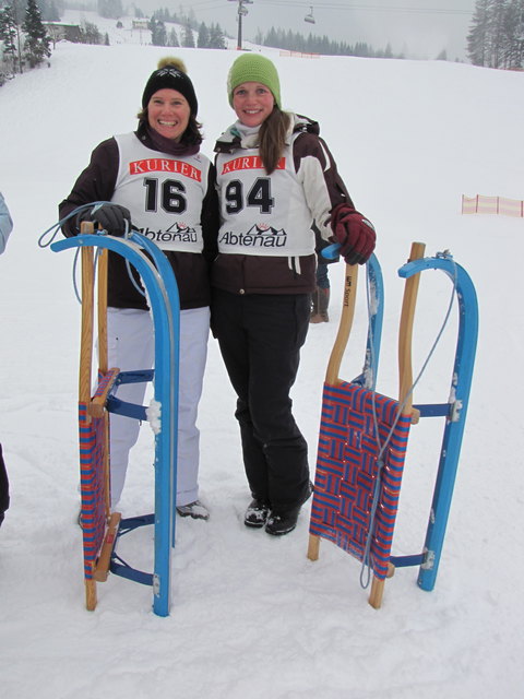 Brigitte und Petra aus St. Koloman mit ihren Rodeln