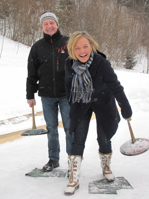 Barbara und Peter aus Annaberg hatten Spaß beim Eisstockschießen