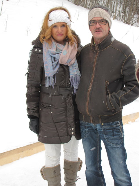 Für das Eisstockschießen warm eingepackt: Barbara und Peter