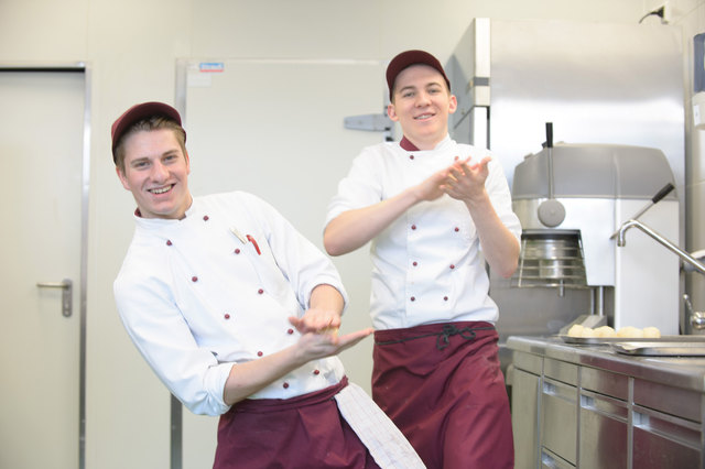 Die Schüler kochen in der neuen Betriebsküche bereits eifrig auf. | Foto: Foto: TSS/Reinhart