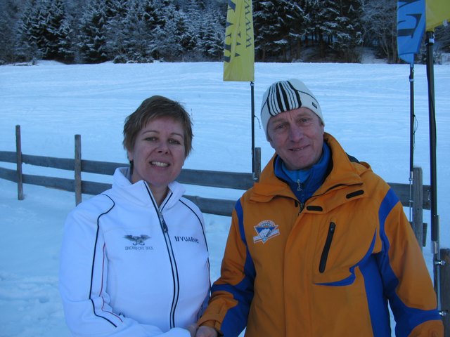 Im Namen des Tiroler Skilehrerverbandes gratuliert Silvia Pfeil Skischulleiter Urs Weber zum Quality Award. | Foto: Skischule Total Tulfes-Rinn