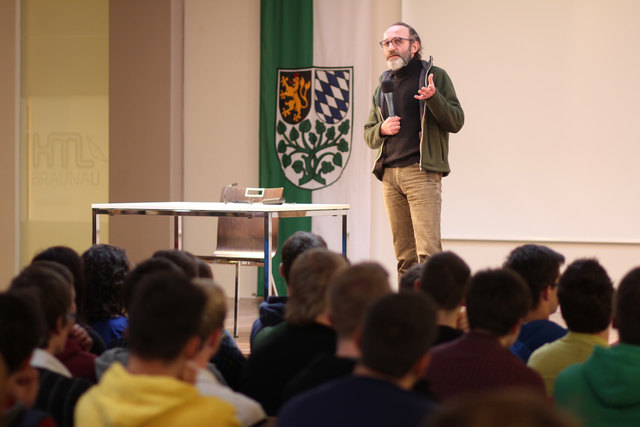 Interessiert lauschten die Schüler den Erzählungen Karl Markovics'. | Foto: HTL Braunau