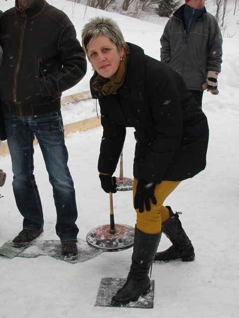 Elfi Thaler kann mit dem Eisstock umgehen