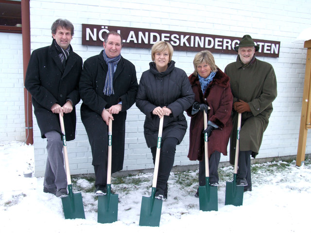 Architekt Rudolf Schwingenschlögl, Bürgermeister Karl Elsigan, Landesrätin Barbara Schwarz, Bezirkskindergarteninspektorin Renate Weiß und Bezirkshauptmann Michael Widermann beim symbolischen Spatenstich zur Erweiterung des NÖ Landeskindergartens in Schwarzenau.