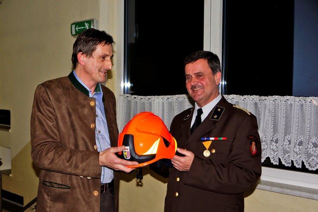 FF Neumarkt/H., Bgm. Johann Floss bei der Helmübergabe an den neuen Kommandanten Josef Muska | Foto: FF Neumarkt/H