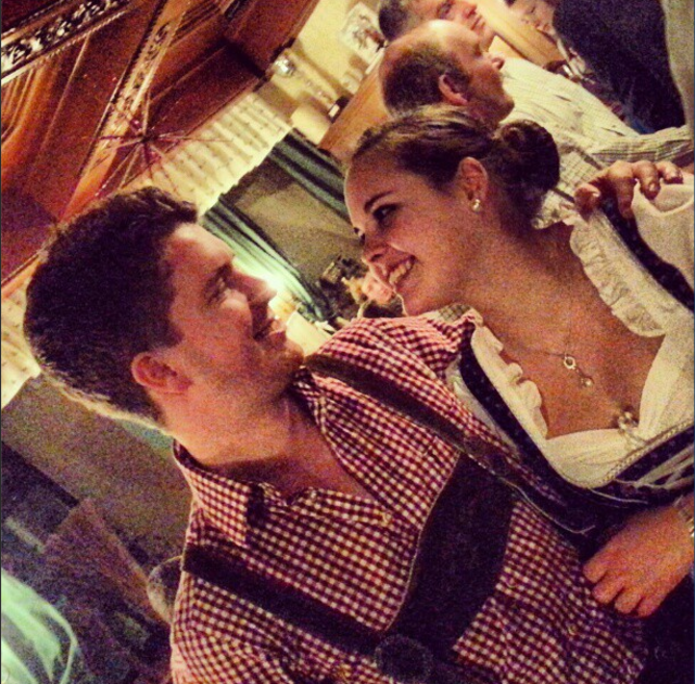 Rauschig war die Nacht, beide in der Tracht, die Überraschung war mächtig, jetzt ist sie ...