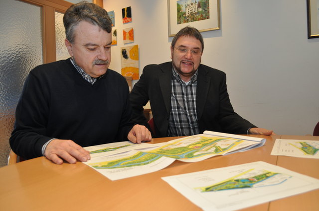Begutachten die Pläne des Tiebelparks: Bgm. Robert Strießnig und Wasserrefernt Vzbgm. Karl Lang