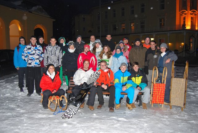 Die 25 Teilnehmer der Schi-, Snowboard- und Rodelnacht auf dem Badplatz in Bad Vöslau. | Foto: privat