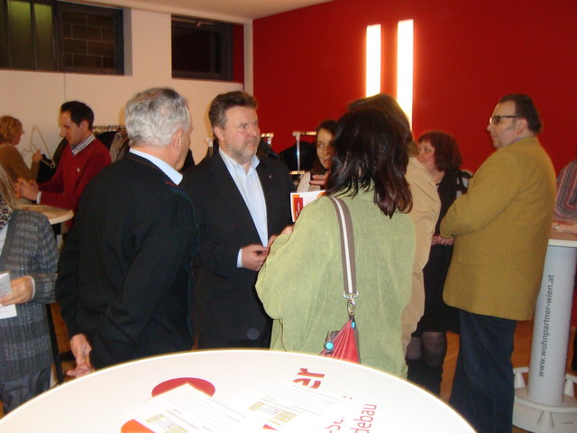 Stadtrat Ludwig im Gespräch mit interessierten MieterInnen.