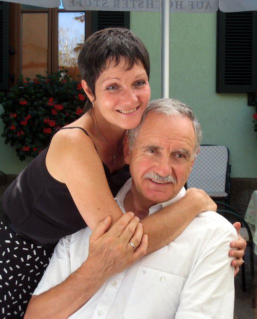 Späte Liebe: Monika (Jg.1951) und Erich (Jg.1945). Wir haben uns 2004 (per Internet) kennengelernt, haben 2008 geheiratet, und sind heute noch immer so verliebt wie am ersten Tag! Sieht man doch, oder?