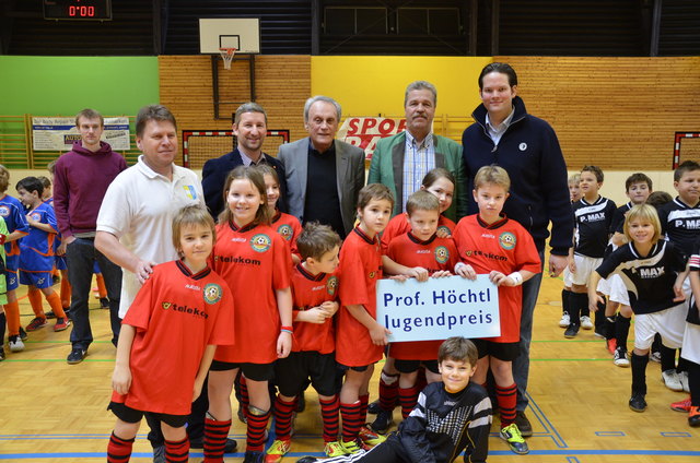 Jugendleiter Roman Ebner, Obmann-Stv. Gerhard Uher, Preis-Stifter Josef Höchtl, Bürgermeister  Peter Buchner und Landtagsabgeordneter Lukas Mandl mit Spielern des U9-Teams des SC Wiesbauer Mauerbach. | Foto: privat