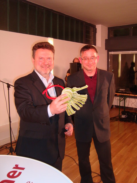 Stadtrat Michael Ludwig präsentiert die ersten 15 Schlüssel des BewohnerInnenzentrums für die ersten 15 Projekte.