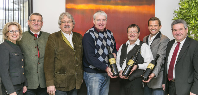 Jedermannball-Weinpräsentation - von rechts: Lannachs Bürgermeister Josef Niggas, Martin Leitner, Obmann Sportverein Lannach, Kranerwirt Sepp Niggas, 
Winzer Alois Gross, Jedermannball-Schirmherr Dr. Jörg Pruckner, ÖKB Obmann Franz Niggas, Sabine Lukas, Beirat SV Lannach | Foto: Petro Rimovetz