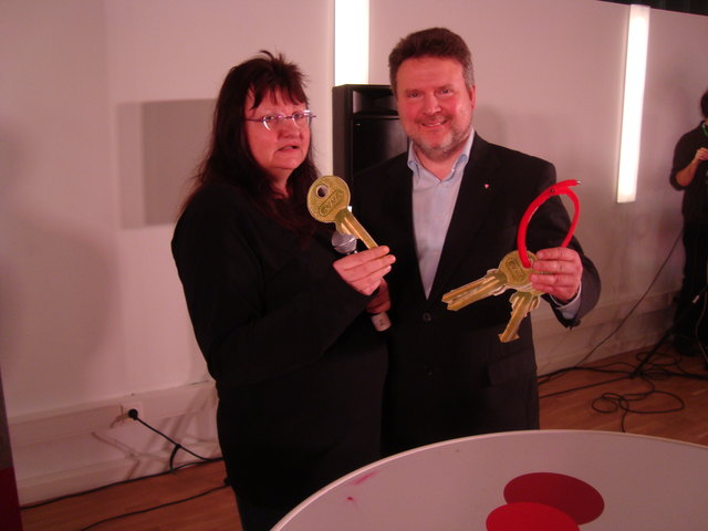 Übergabe des Haustorschlüssels an Mieterbeirat Gabriele Schellig durch Stadtrat Michael Ludwig.