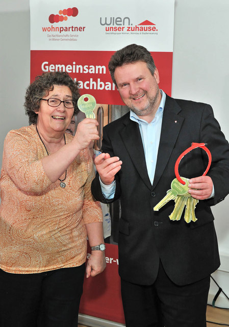 StR Michael Ludwig überreichte symbolisch allen arrangierten Mietern und Mieterinnen einen Schlüssel fürs BewohnerInnenzentrum | Foto: PID/W. Schaub-Walzer