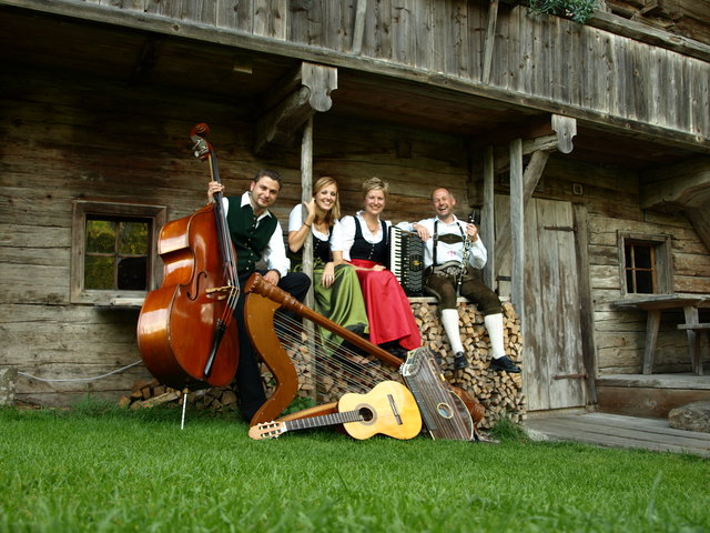 Aus dem Unterland kommen die Vier und spielen traditionelle Volksmusikstücke. | Foto: privat