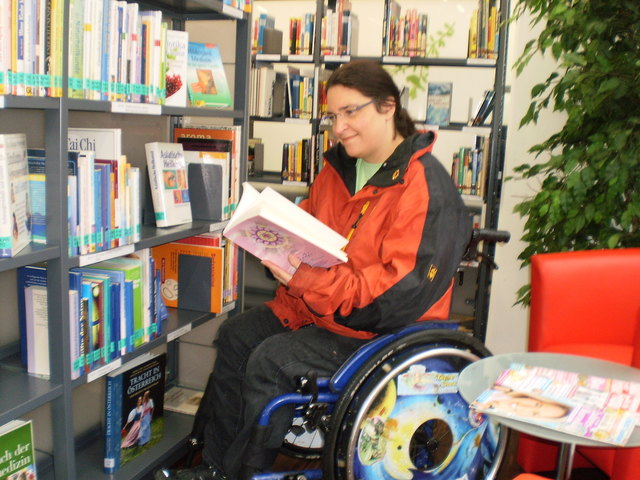 Gudrun Durstberger beim Schmökern in der Stadtbibliothek. | Foto: Ansfelden