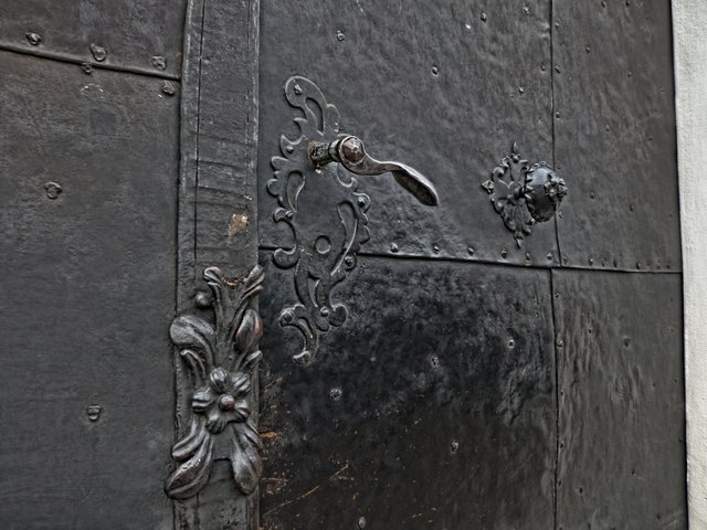 Nicht zu übersehen: alles uralte Handarbeit! (Tor an der Polnischen Kirche am Rennweg; erb. 1754-1763)