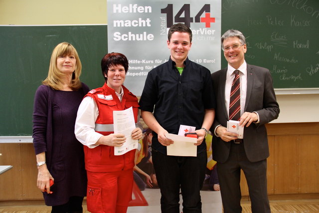 LHStv. Peter Kaiser gratuliert den SchülerInnen in der HTL-Mössingerstraße zur erfolgreichen Teilnahme am Erste Hilfe Kurs. Am Foto 1 mit Schulärztin Dr. Gertrud Pretterebner, Schüler Mario Pichler und Kursleiterin Elke Puaschitz vom Roten Kreuz.