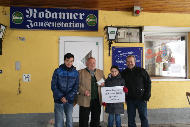 Viktor Wagner (2.v.li.) hat in seiner "Rodauner Jausenstation" eine Spendenaktion organisiert.