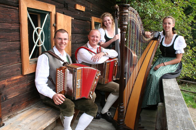 Die vier Musikanten aus dem Unterland musizieren vorrangig an Feiertagen. | Foto: privat