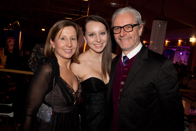 Stolze Eltern: Alice und Gustl Absmann mit Tochter Linda am Ball des musischen Gymnasiums.