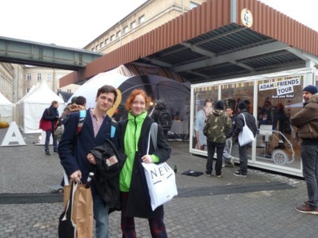 Auf Fashion-Tour: Lukas Roch und Berenike Steiner vom 3. Jahrgang Modemarketing. | Foto: Herbststraße