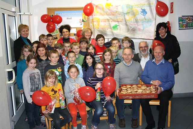 Die Bürgermeister Josef Schöppl und Johann Strasser sowie Vizebürgermeisterin Andrea Schachinger und Pfarrprovisor Klemens Pillhofer empfingen die drei Gewinnerinnen mit Faschingskrapfen. | Foto: privat