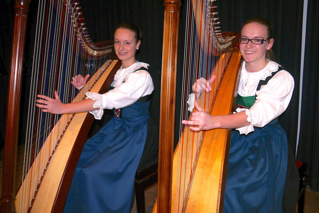 Julia Salzburger und Stefanie Hechenblaikner sorgten mit dem „Reseler Marsch“ für einen schmissigen Auftakt beim heurigen Semesterkonzert der Sepp Tanzer Landesmusikschule Kramsach