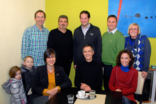 sitzend vlnr: Bettina Rossbacher, Stefan Peters, Melanie Laibl
stehend vlnr: Reinhard Eggner (mit seinen Kindern), Georg Ragyoczy, LAbg. Lukas Mandl, Bgm. Michael Cech, GGR Manuela Dundler-Strasser | Foto: Gerhard Glazmaier