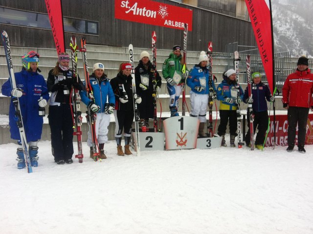 Siegespodest bei der ersten Europacupabfahrt in St. Anton am Arlberg. | Foto: SCA