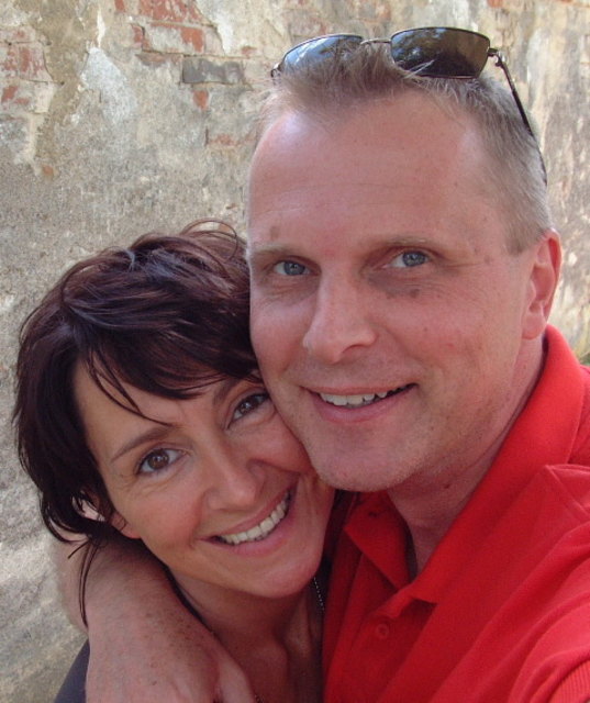 wir zwei, michi und georg, würden sehr gerne das kuschelwochenende im loisium in langenlois inkl. übernachtung und romantischem dinner gewinnen. zum beweis, wie verliebt wir ineinander sind, dieses aktuelle foto.