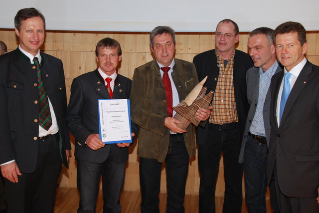 Alpiner Schutzwaldpreis 2012: Die Delegation der Agrargemeinschaft Pfunds mit Obmann Rupert Schuchter (3. v. l.) nahm die Auszeichnung entgegen. | Foto: A. Cernic