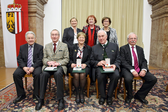 Verleihung der Humanitätsmedaille des Landes an Maria Mayrhofer (sitzend, Mitte), Karl Ratzinger (2. von links) und Gerhard Oeller (2. von rechts).