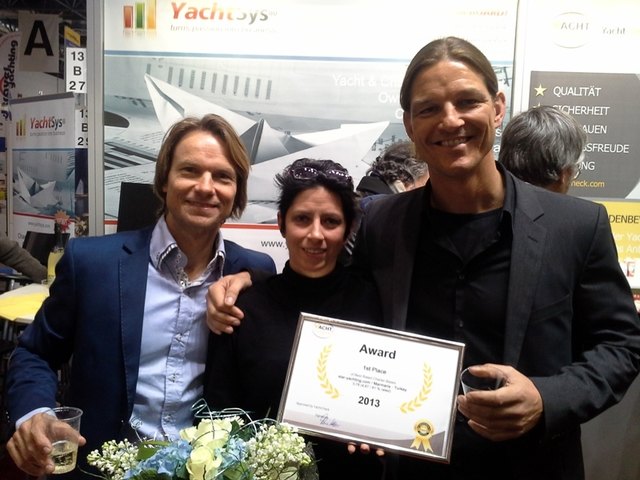 Bettina Budka erhielt von den Herren der Fa. "Yachtcheck" den besonderen Qualitäts-Award überreicht. | Foto: star-yachting.com