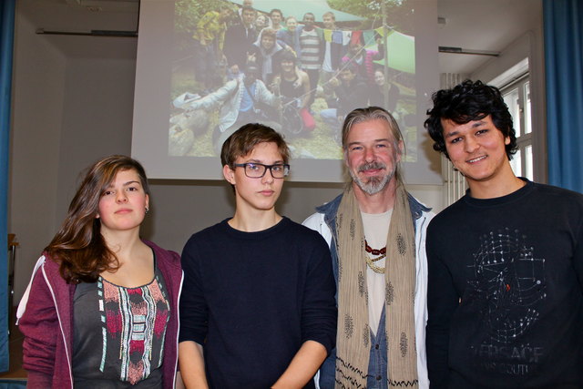 Franziska (17), Otto (15) vom Fried Gymnasium, Roots-Campleiter Jürgen Schneider und Ali (18) aus Afghanistan
