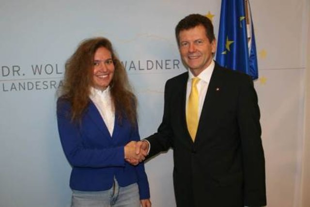 Dr Wolfgang Waldner (rechts) gratuliert Mag. Beatrice Emmer (links). Foto (c): Büro LR Dr. Waldner