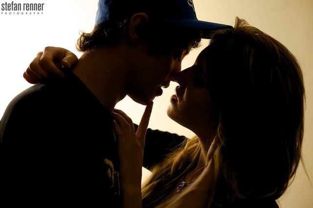 Liebe ist nicht nur ein Wort, es sind die Blicke, die Sinnlichkeiten, die Zärtlichkeiten, der Zusammenhalt und der Umgang miteinander.