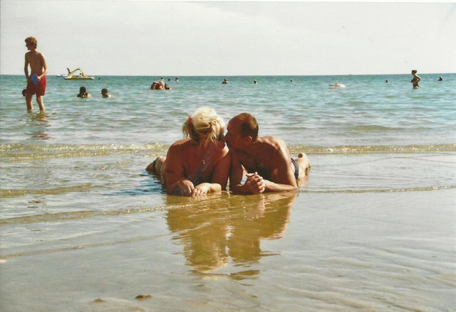 Seit 1997 kennen wir und lieben wir uns und sind seit 2006 verheiratet. Wir haben 2 wundervolle Töchter, Jacqueline und Tamara, und unser Foto zeigt unseren ersten gemeinsamen Urlaub am Meer 2012.
Unsere Liebe hat schon sehr viele Hürden überwinden müssen und hat uns dadurch noch mehr zusammen geschweißt-wir lieben uns in die Unendlichkeit und noch viel weiter!!!!