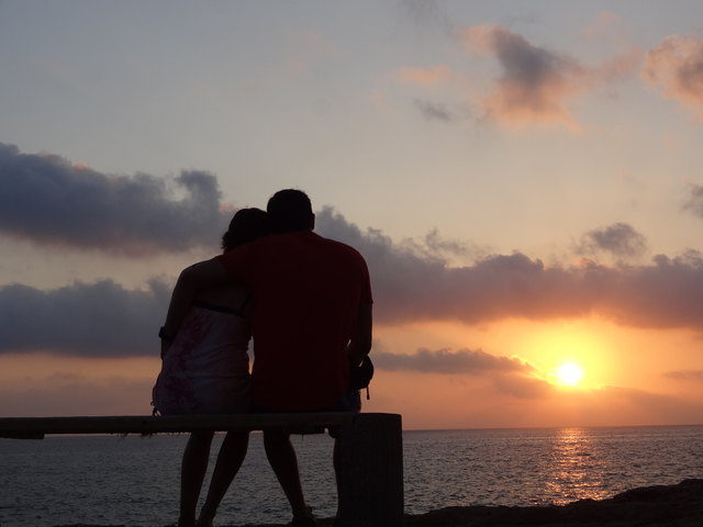 Gemeinsamer Blick in den Sonnenuntergang an der Küste Griechenlands... ♥