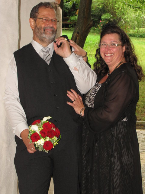 "Reife Liebe"
Erst jetzt in den 50ern erleben wir zwei eine tiefe Liebe, wie wir sie immer gesucht haben.
Wir begegneten uns am 17. Juni 2011 zum ersten Mal persönlich. Wir, Michaela und Wilhelm, zwei Menschen, die 550 km voneinander entfernt aufgewachsen waren - Michaela in der Umgebung von Würzburg, Wilhelm im Raum St. Pölten. Ab 10. 9. 2011 leben wir zusammen in Österreich und am 1. 9. 2012 heirateten wir. Nach 5 Monaten  Ehe hat sich unsere Liebe weiter entwickelt und vertieft.