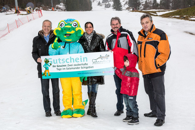 NÖVOG Geschäftsführer Gerhard Stindl, Verkehrslandesrat Karl Wilfing und Martin Wanzenböck, zweiter Geschäftsführer der Schneeberg Sesselbahn, gratulieren Silke Zapf und Sohn Ben zum Gewinn eines Wochenendes im Salamander Schigebiet inklusive Übernachtung im Hotel Forellenhof. | Foto: NÖVOG/Franz Zwickl