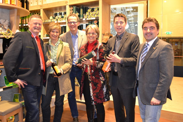 Erfolgskonzept Weinviertel Shop: Hans Wimmer und Monika Woditschka bedankten sich bei Hannes Weitschacher, Petra Bohuslav, Kurt Hackl, Johannes Wolf. | Foto: Büro Hackl