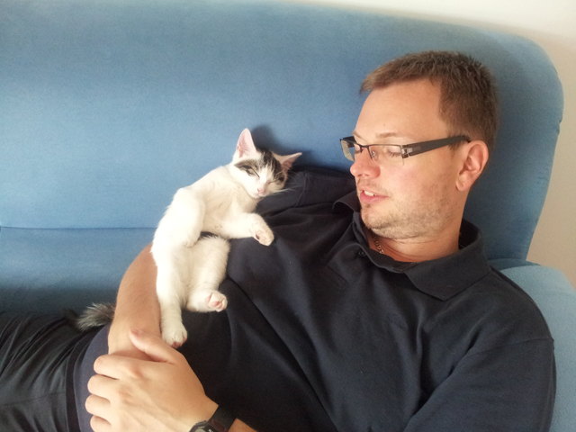 Hallo BB! Würde mich über den PREIS, Kuschelwochenende in Loisium freuen! --> Anbei Schnappschuß von meinen 2 "verliebten" Männern, wie sie miteinander schlafen... :-)