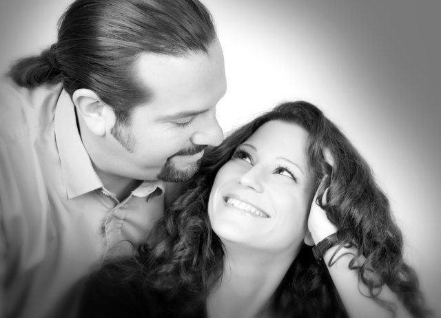 Wir sind nicht kreativ oder verrückt... aber verliebt! ...und das jetzt schon seit 14 Jahren...  Ich war die Kellnerin in der Schirmbar, er war der Skilehrer. Es war nicht von Anfang an die große Liebe, aber sie hat sich dazu entwickelt. Einfach so, ohne zutun, ohne Spielchen... keine 3 Monate danach bin ich bei ihm eingezogen und nicht mehr gegangen. Im verflixten 7. Jahr haben wir eingesehen, dass wir immer schon zusammen gehört haben, auch bevor wir einander überhaupt kannten, dass wir immer schon ein Te