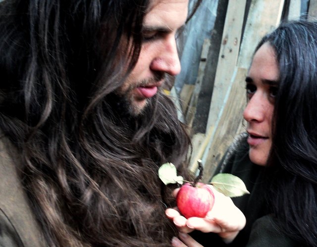 Hier unser spannendstes Bild zum Thema „Verliebtes Paar“ … Das Bild zeigt meine Frau Michaela und mich auf den Spuren von Adam und Eva mit dem Apfel … die Schlange war gerade verhindert, so leben wir heute noch glücklich und zufrieden in unserem kleinen Paradies in Elsarn.