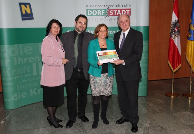 Maria Forster (Obfrau der Dorf- und Stadterneuerung), Franz Brenner (Jugendreferent Klosterneuburg), Maria Theresia Eder (Jugendstadträtin Klosterneuburg), LH Erwin Pröll. | Foto: privat