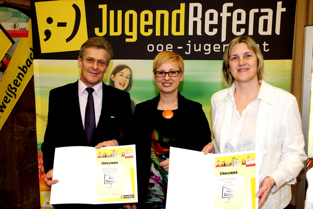 Doris Hummer (mi.) mit Vertretern der ausgezeichneten Gemeinden Kremsmünster (li.) und Molln | Foto: Foto: Land OÖ