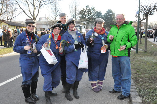 Ruamzuzla Obfrau Margit Moser (2.v.l.) und Co schenkten wie immer Hirmer Schmankerl und Getränke gratis aus. | Foto: ROSENATOR
